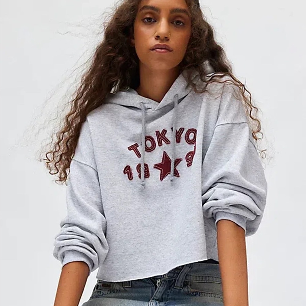 URBAN OUTFITTERS | Tokyo 1990 Cropped Hoodie